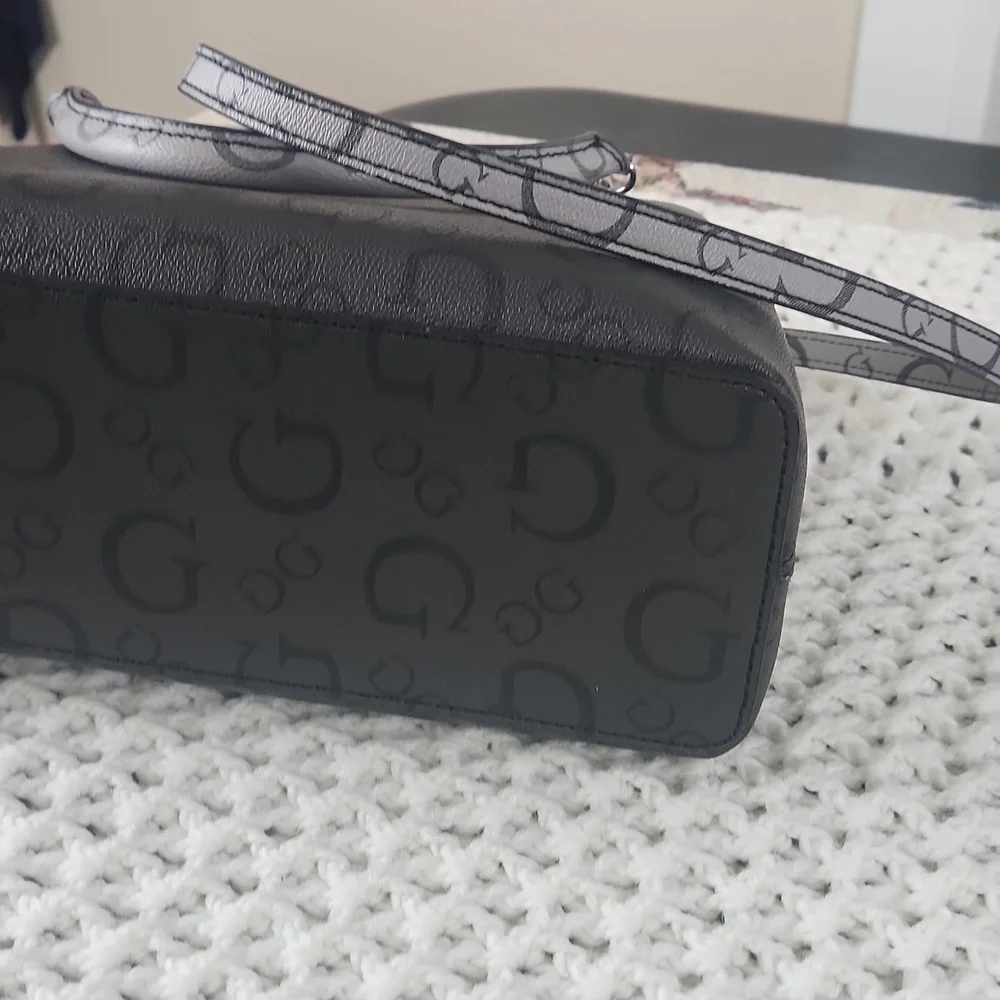Guess shoulder or crossbody bag with 3 compartments with two snap closure and zi - Picture 7 of 11